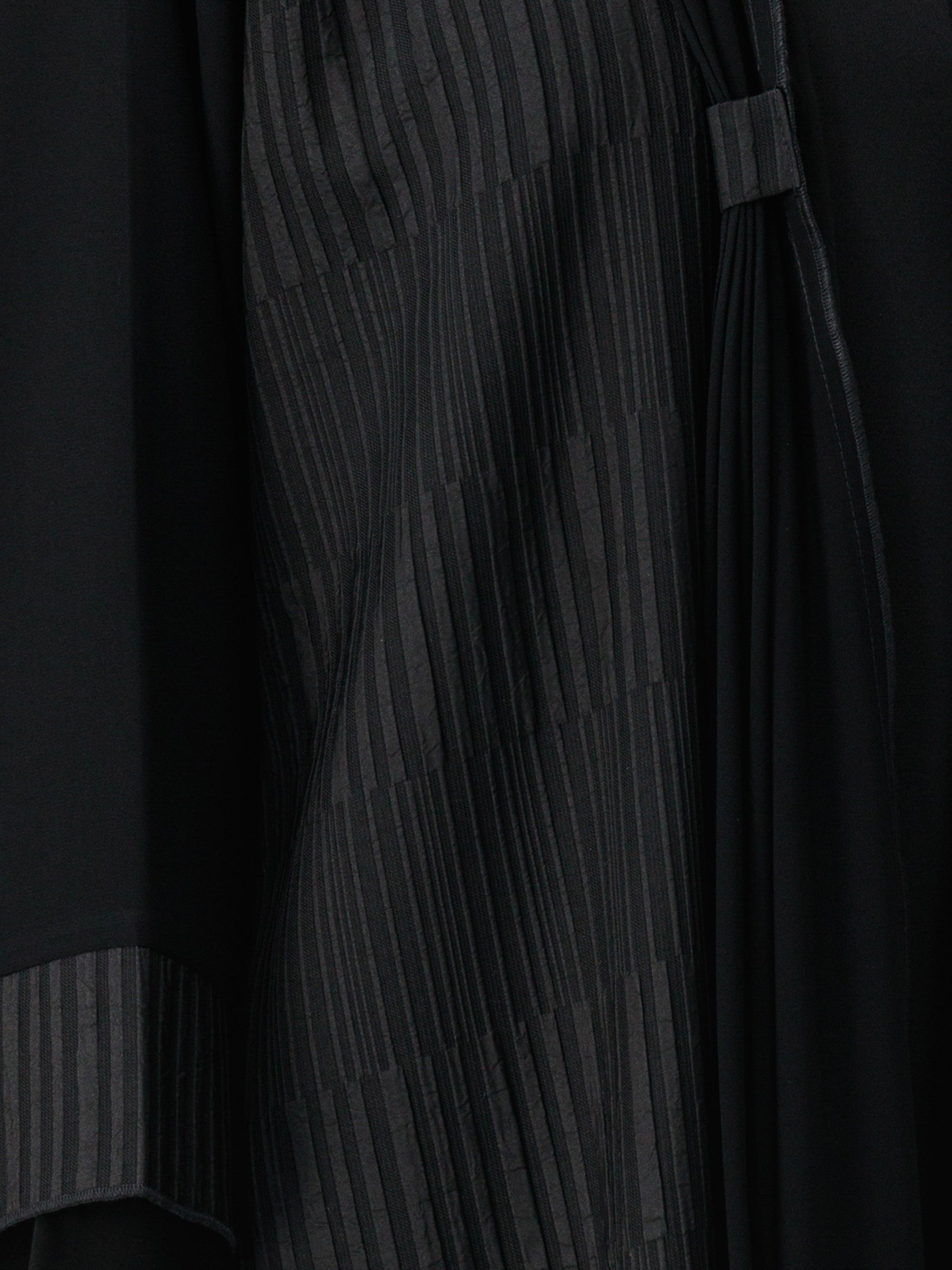 Dashed Korean Lines Black Abaya