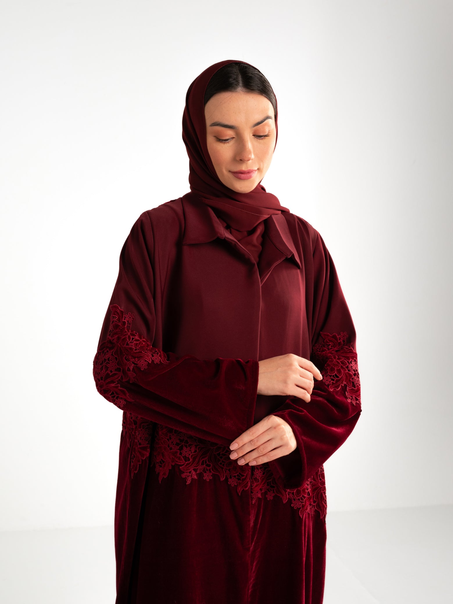 عباية مخملية دانتيل كستنائي